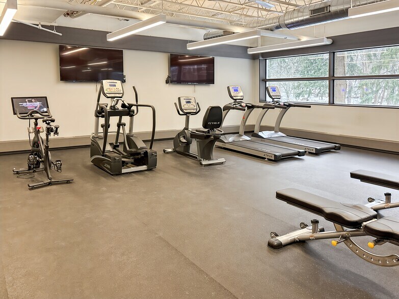 More Photos Of 41000 Woodward Ave, Bloomfield Hills Coworking Space