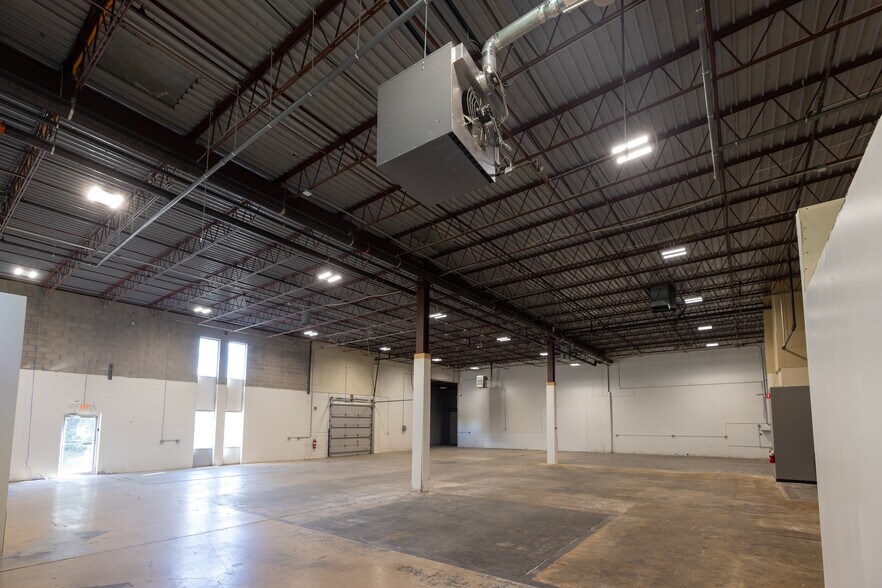 More Photos Of 5600-5628 Lincoln Dr, Edina Light Distribution For Lease