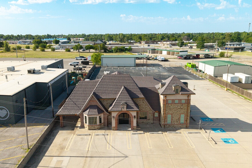 More Photos Of 450 E Main St, Yukon Religious Facility For Sale