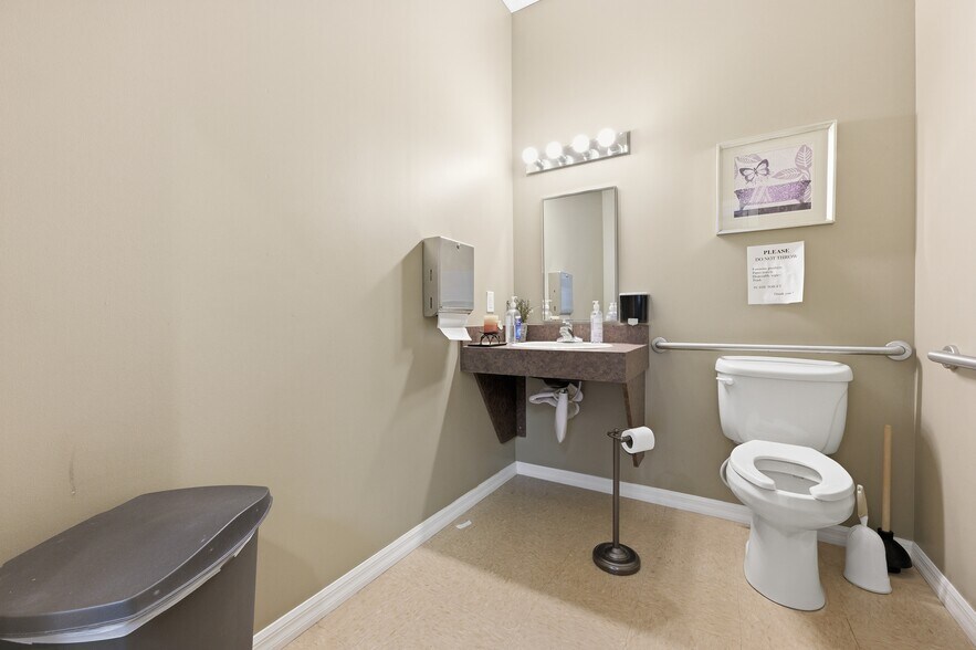 More Photos Of 17407 Bridge Hill Ct, Tampa Medical For Sale