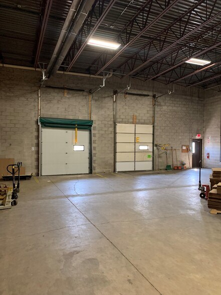 More Photos Of 1740 Cofrin Dr, Green Bay Warehouse For Lease