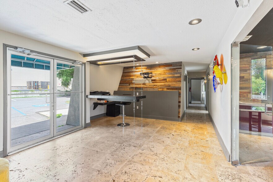 More Photos Of 2229-2233 Nursery Rd, Clearwater Loft Creative Space For Sale