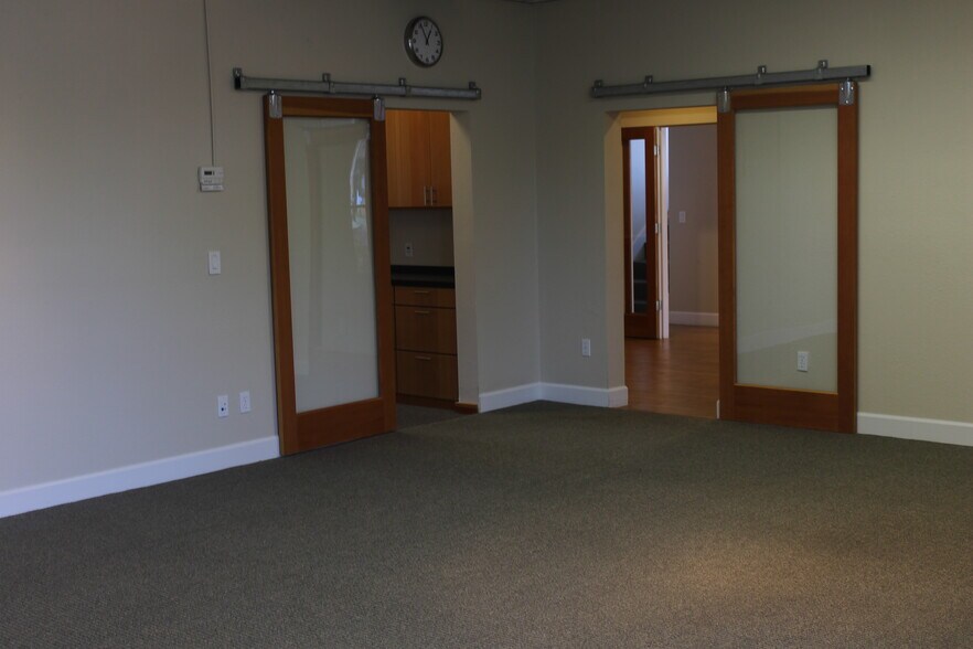 More Photos Of 700-798 California Blvd, Napa Research And Development For Lease