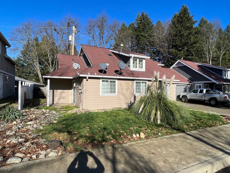 More Photos Of 117 N Junction Ave, Cave Junction Apartments For Sale