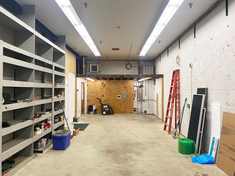 More Photos Of 8518 Chestnut Ave, Bowie Showroom For Sale