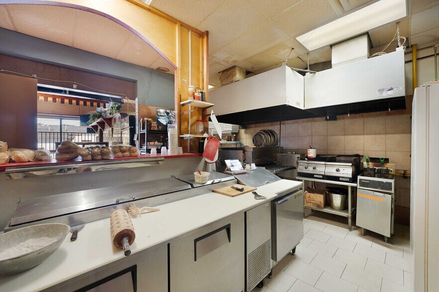 More Photos Of 1705 Wyandotte St W, Windsor Storefront For Sale