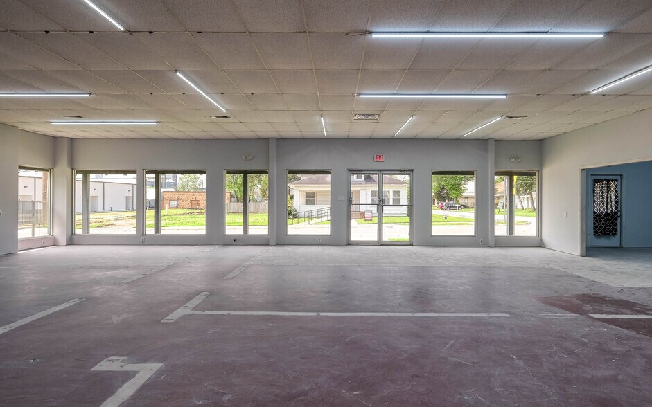 More Photos Of 1118 Smith St, Waller Showroom For Sale