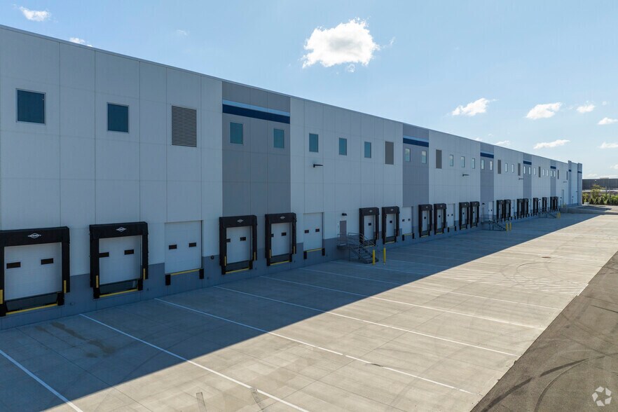 More Photos Of 125 New South Rd, Hicksville Warehouse For Lease