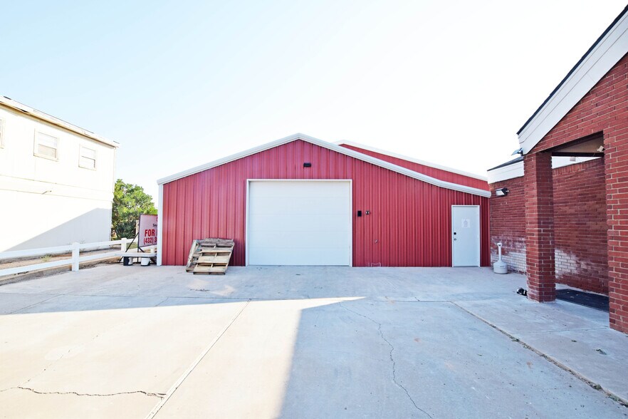 More Photos Of 327 SE Loop 338, Odessa Flex For Lease