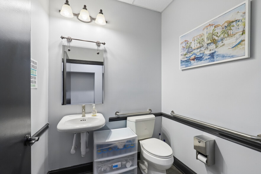 More Photos Of 859 Park Ave, Orange Park Medical For Sale