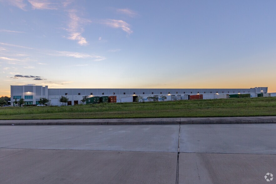 More Photos Of 8221 Volta Dr, Humble Distribution For Lease