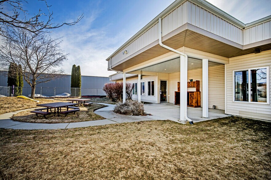 More Photos Of 137 McGhee Rd, Kootenai Storefront Retail Office For Sale