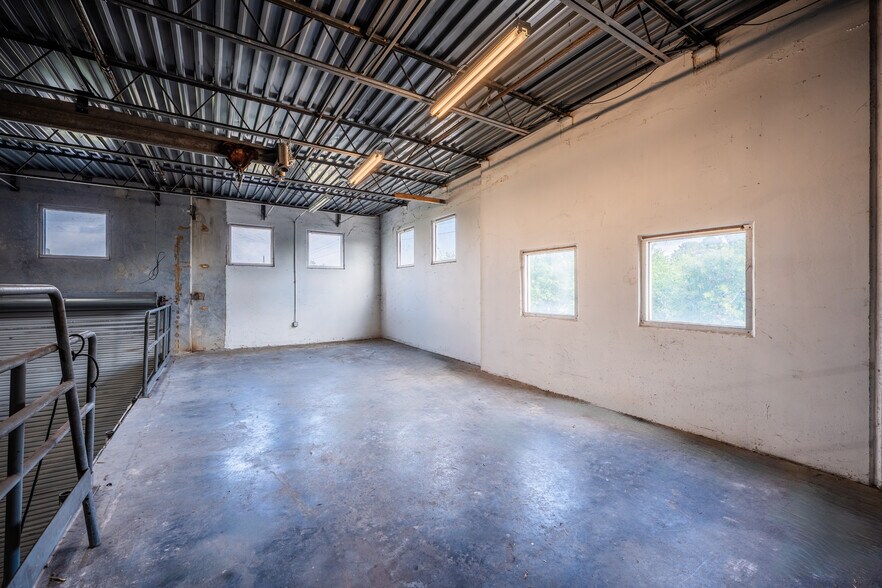 More Photos Of 5750 N Sam Houston Pky E, Houston Warehouse For Lease
