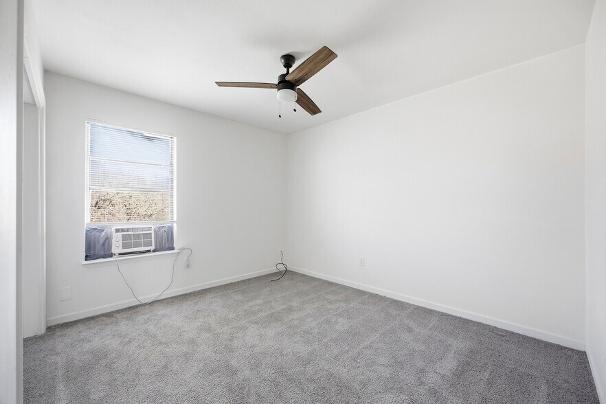 More Photos Of 1105 Westwood Ln, Giddings Apartments For Sale