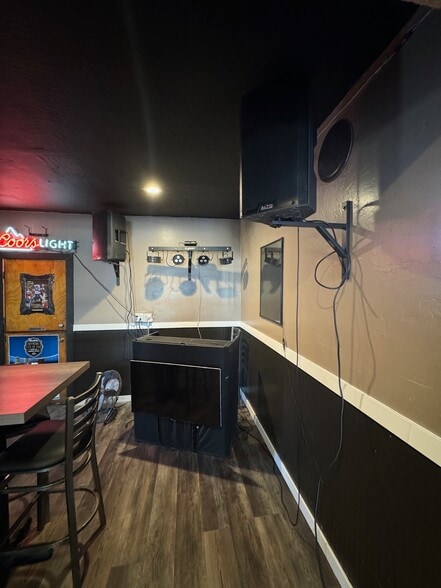 More Photos Of 612 B St, Marysville Bar For Sale