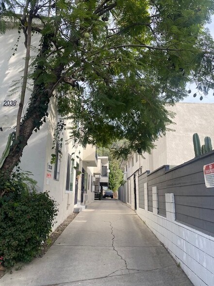 More Photos Of 2030 Holly Dr, Los Angeles Apartments For Sale