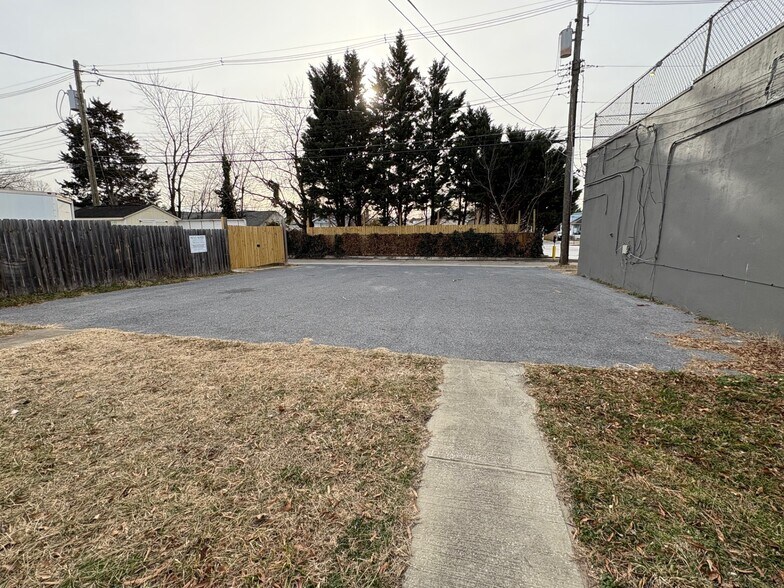 More Photos Of 413 Eastern Blvd, Essex Office Residential For Sale