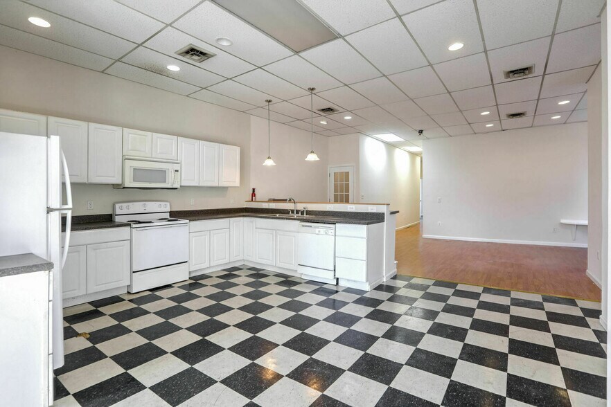 More Photos Of 2129 Charles St, Baltimore Storefront Retail Residential For Sale