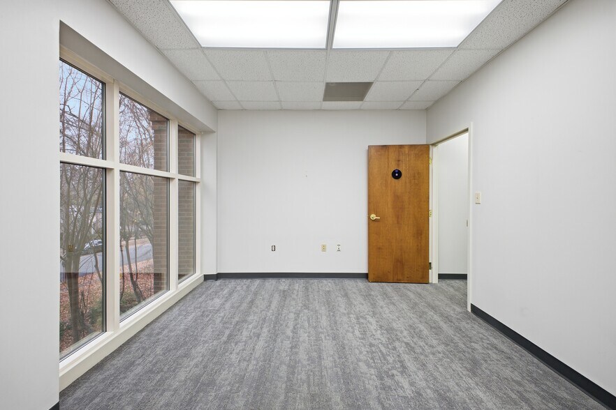 More Photos Of 2901 Coltsgate Rd, Charlotte Office Residential For Lease