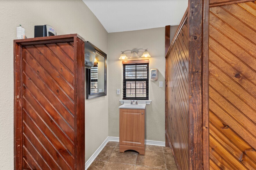 More Photos Of 1618 Callaway Dr, Alvin Warehouse For Lease