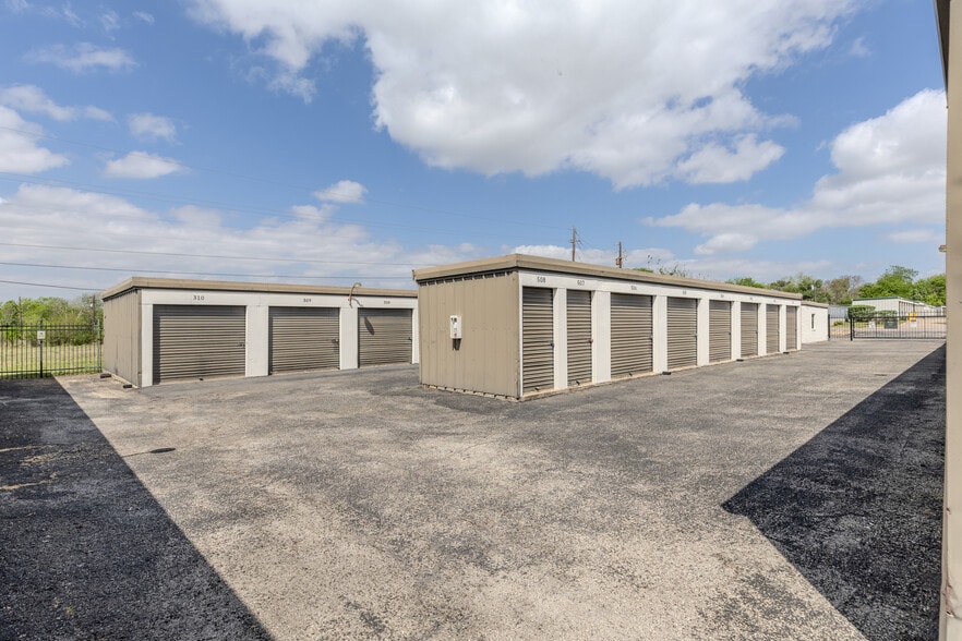 More Photos Of 209 Commercial Dr, Taylor Self Storage For Sale