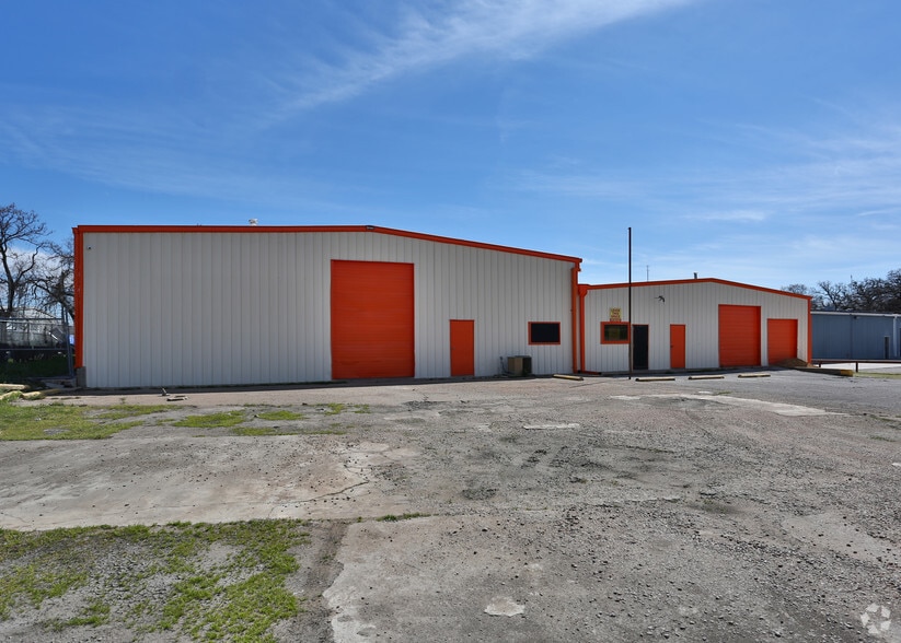 More Photos Of 440 N Broadway St, Joshua Manufacturing For Lease