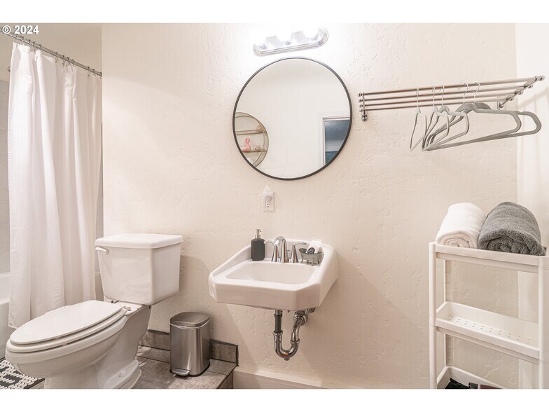 More Photos Of 1175 2nd St SE, Bandon Hotel For Sale