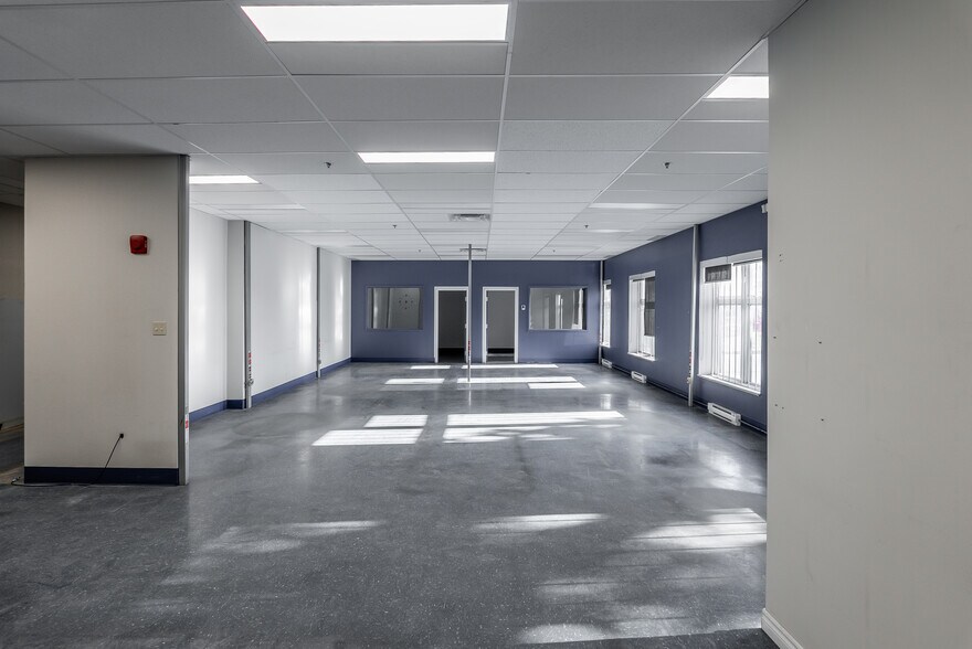More Photos Of 115 Rue de Lauzon, Boucherville Manufacturing For Lease