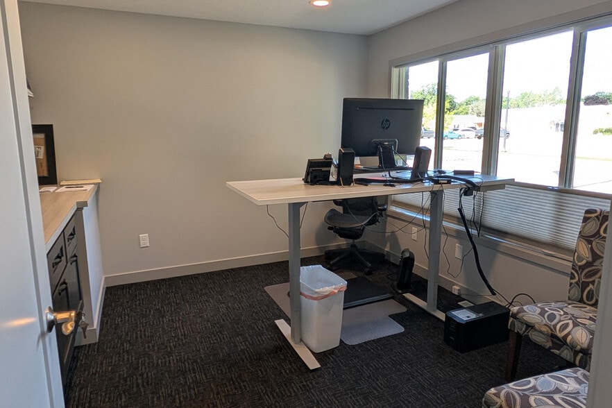 More Photos Of 1921 Ruddiman Dr, Muskegon Office For Lease