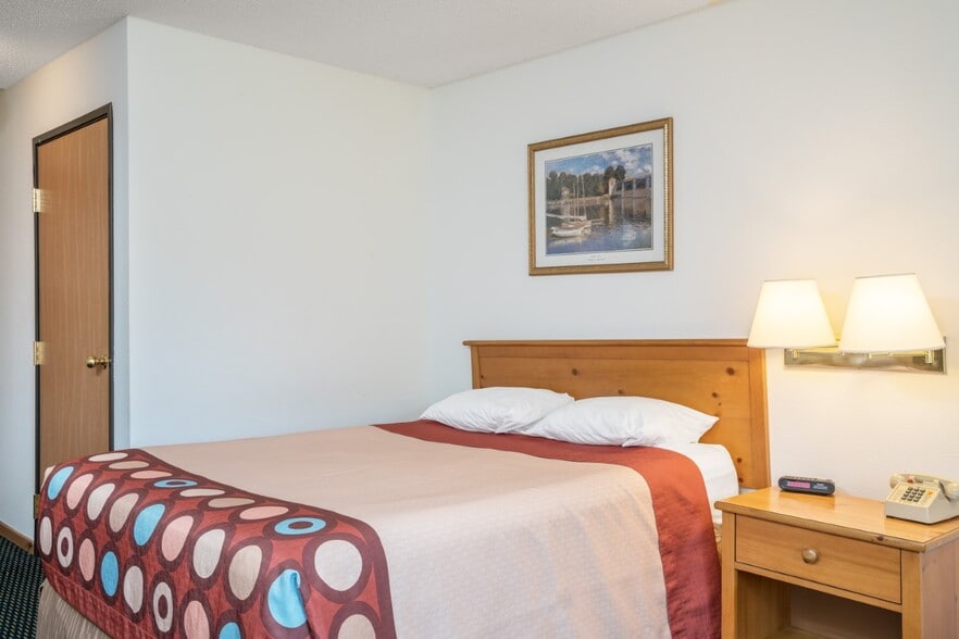 More Photos Of 726 S Lake Ave, Phillips Hotel For Sale