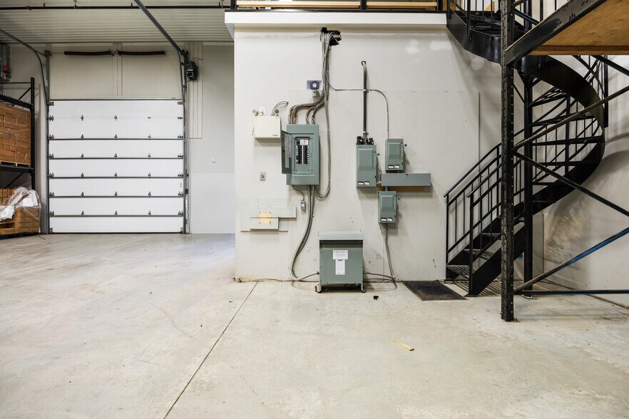 More Photos Of 1350 Boul Lionel-Boulet, Varennes Warehouse For Lease