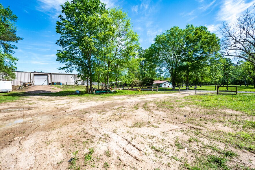 More Photos Of 910 E Church St, Livingston Service For Sale