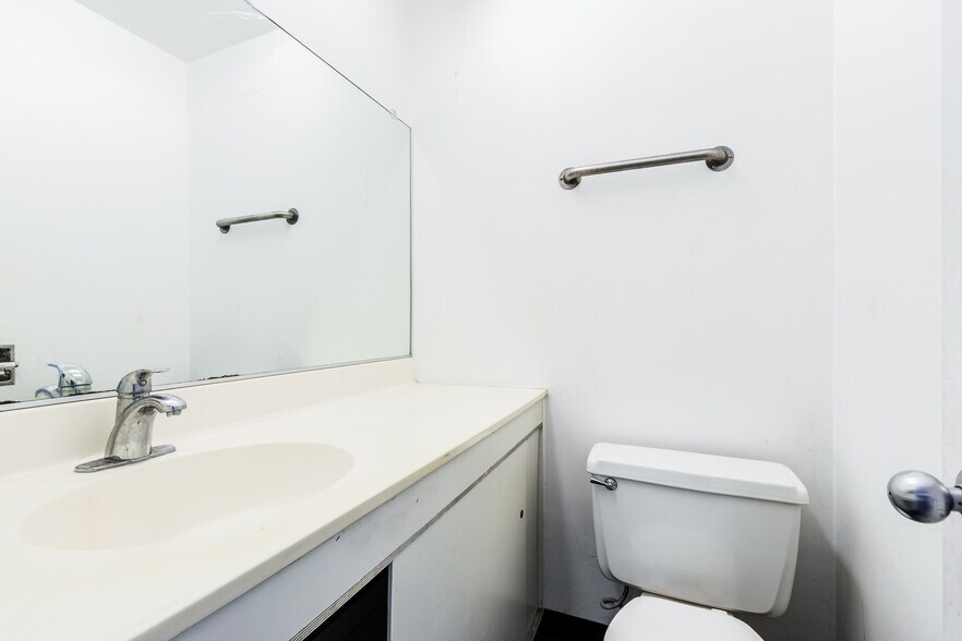 More Photos Of 8642 Venice Blvd, Los Angeles Office Residential For Sale