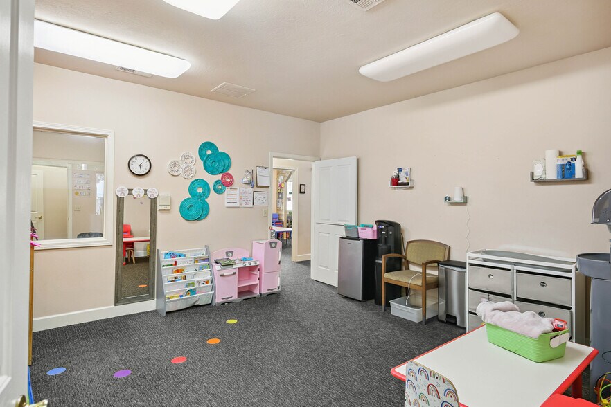 More Photos Of 81 Freeman Ct, Central Point Office For Sale