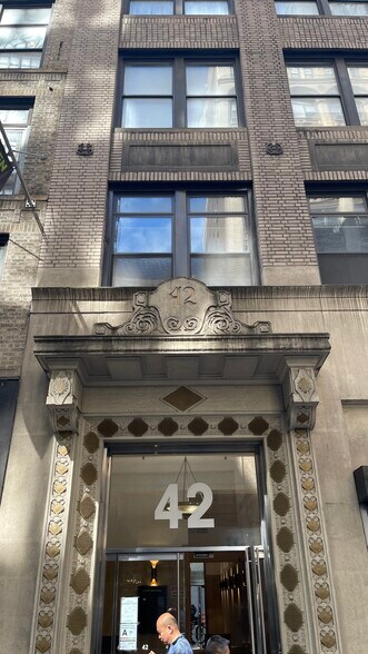 More Photos Of 42 W 38th St, New York Office For Lease