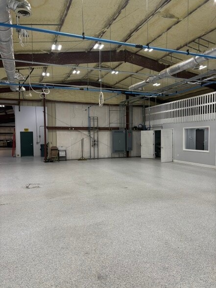 More Photos Of 16 Finch St, Hilton Head Warehouse For Lease