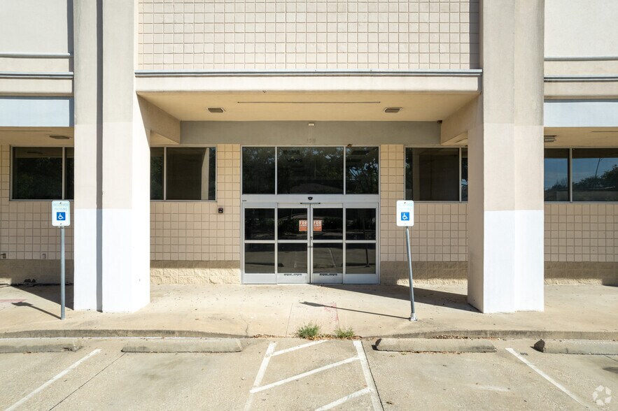 More Photos Of 1811 E Arkansas Ln, Arlington Freestanding For Sale