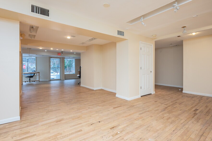 More Photos Of 62 Glen Cove Rd, Roslyn Heights Storefront Retail Office For Lease