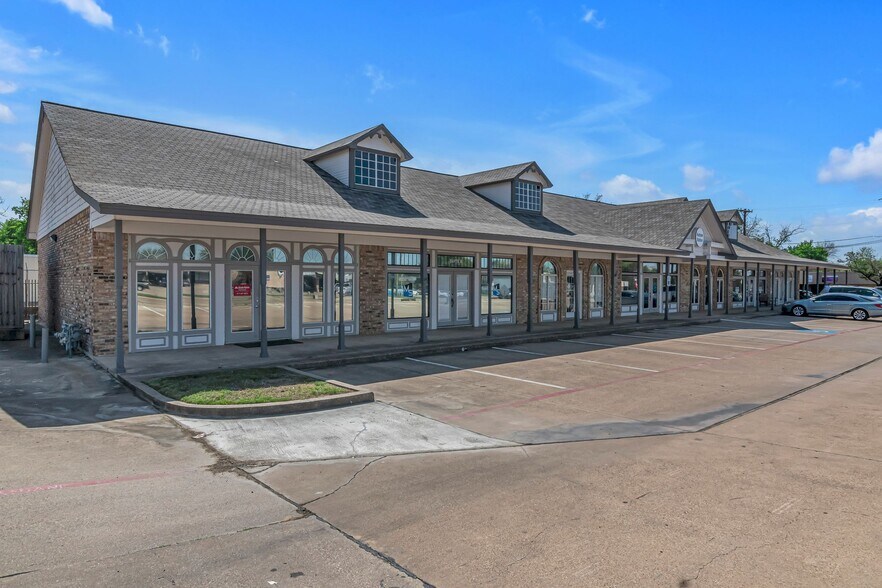 More Photos Of 310 N Main St, Keller Storefront For Sale