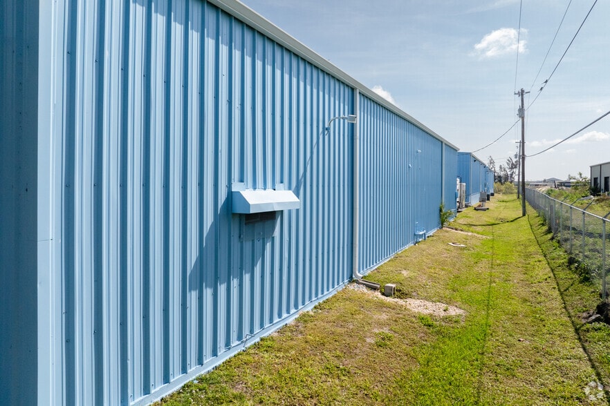 More Photos Of 16151-16171 Pine Ridge Rd, Fort Myers Warehouse For Lease