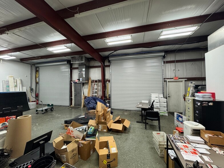 More Photos Of 1264 Market Cir, Port Charlotte Showroom For Lease