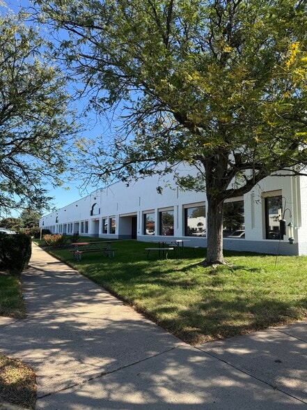 More Photos Of 8521-8535 Phoenix Dr, Manassas Showroom For Lease