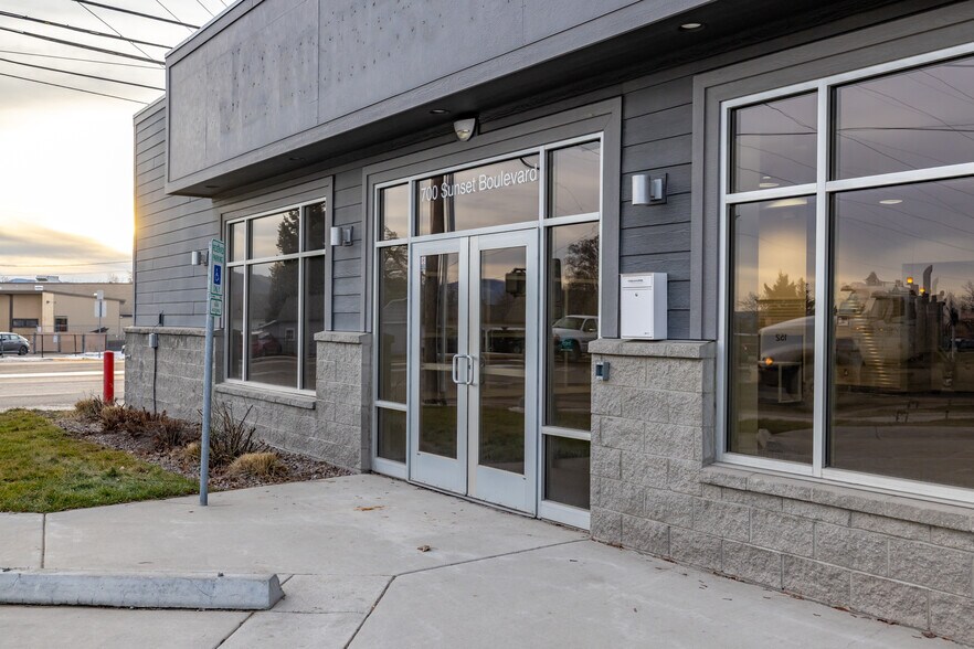 More Photos Of 115 1/2 W Wyoming St, Kalispell Showroom For Lease