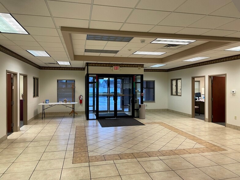 More Photos Of 7215 Riverport Plaza Dr, Louisville Freestanding For Sale