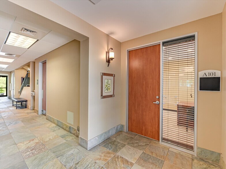 More Photos Of 2806 Flintrock Trace, Lakeway Loft Creative Space For Sale