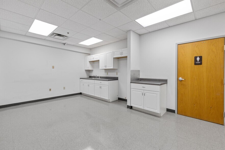 More Photos Of 1832 Midpark Rd, Knoxville Flex For Lease