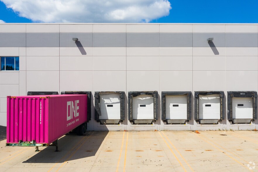 More Photos Of 2450-2520 Northwest Pky, Elgin Manufacturing For Lease