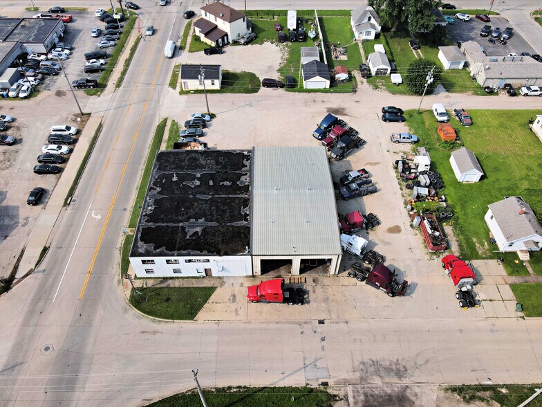 More Photos Of 170 W 18th St, Waterloo Warehouse For Lease