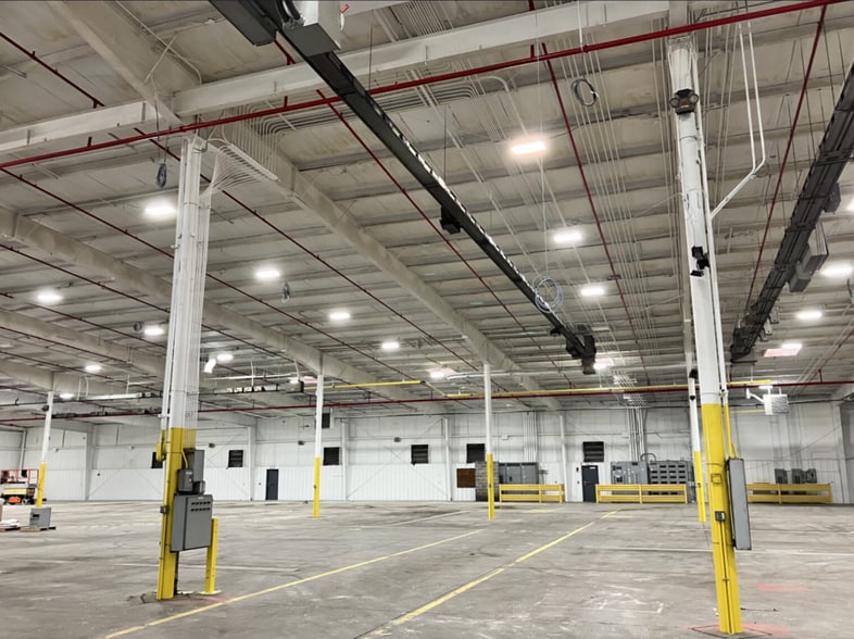 More Photos Of 300 E 39th St, Hastings Distribution For Lease