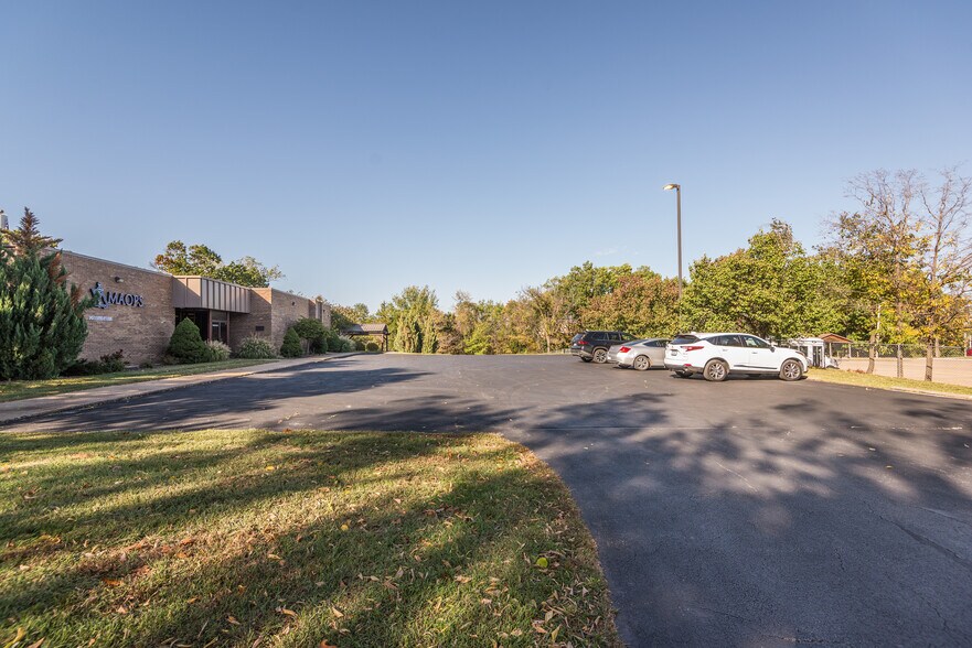 More Photos Of 1423 Randy Ln, Jefferson City Office For Sale